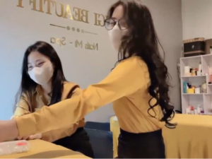 Em nhân viên spa thụt cu giả vào bím nước nhoe nhoet cực sướng