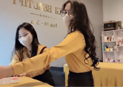 Em nhân viên spa thụt cu giả vào bím nước nhoe nhoet cực sướng