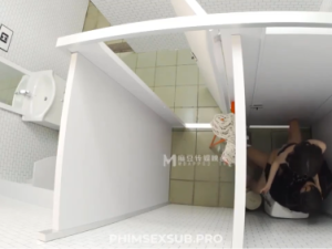 Trai săm trổ puplic em cave hàng ngon trong toa let công cộng cực sướng