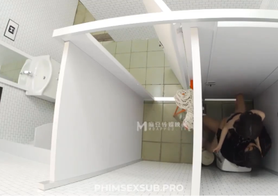 Trai săm trổ puplic em cave hàng ngon trong toa let công cộng cực sướng